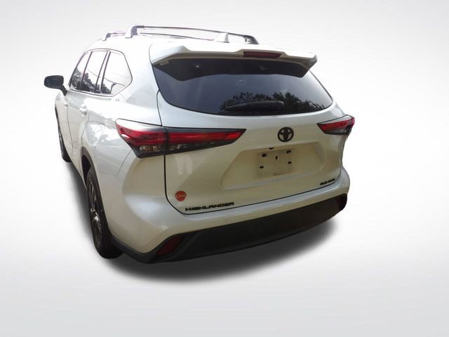 Used 2021 Toyota Highlander XLE AWD/4WD image 5