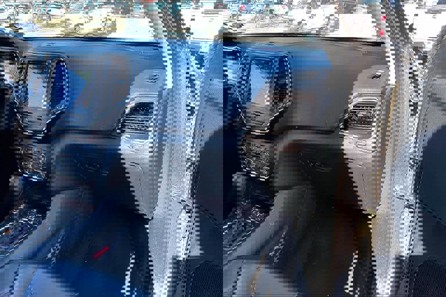 Used 2019 Jeep Cherokee Trailhawk w/ Cold Weather Group image 18