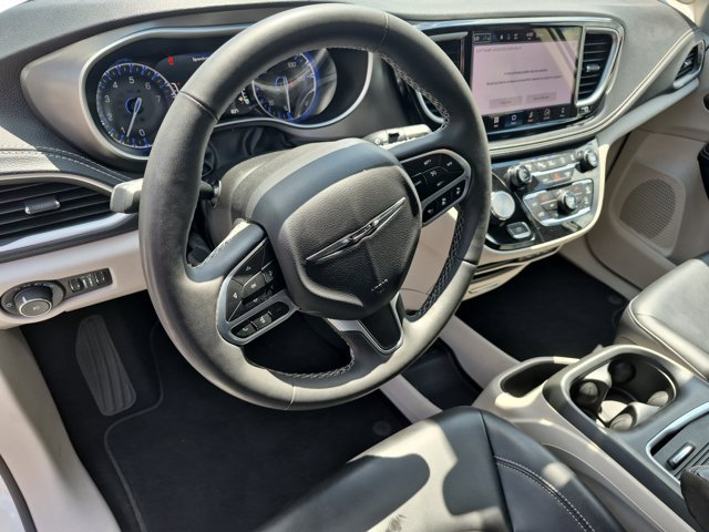 Used 2023 Chrysler Pacifica Touring-L AWD/4WD image 17