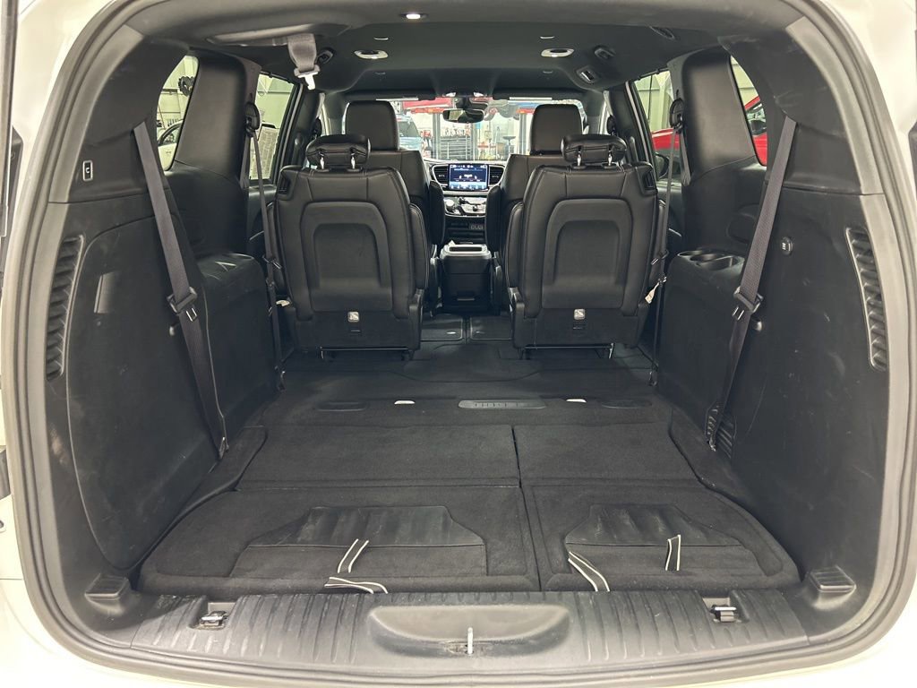 Used 2025 Chrysler Pacifica Select image 29