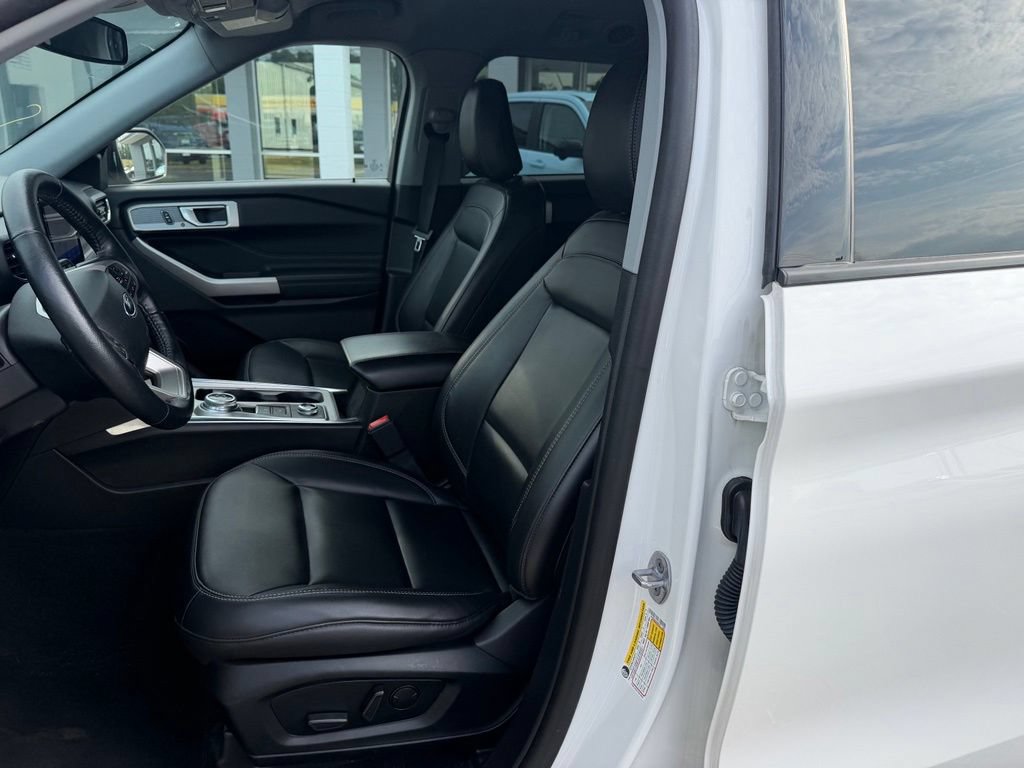 Certified 2022 Ford Explorer XLT w/ Equipment Group 202A AWD/4WD image 9
