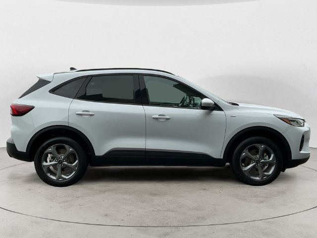 Certified 2025 Ford Escape ST-Line Select AWD/4WD image 4