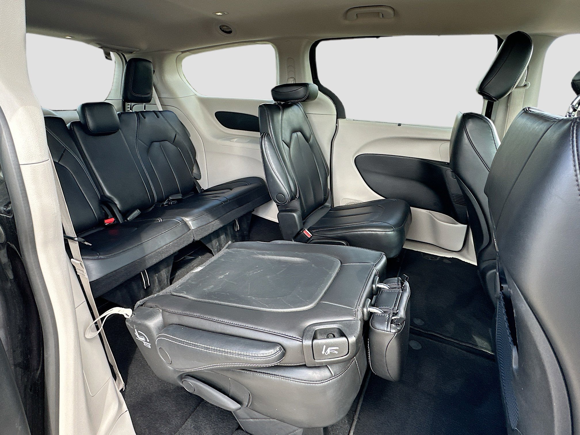 Used 2023 Chrysler Pacifica Touring-L image 25