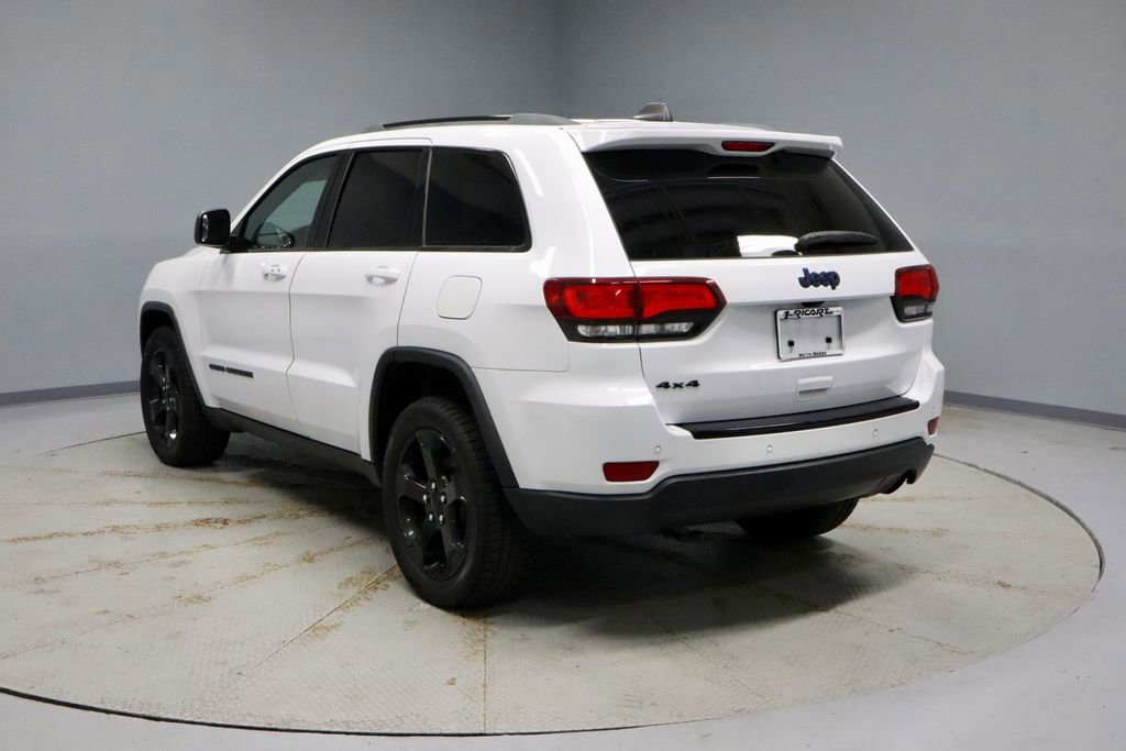 Used 2018 Jeep Grand Cherokee Laredo image 3