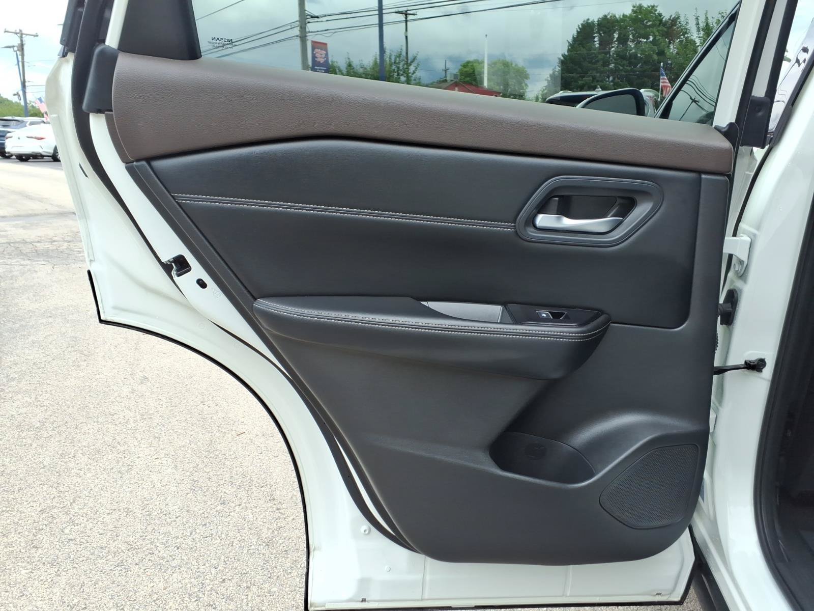Used 2023 Nissan Rogue SL AWD/4WD image 12