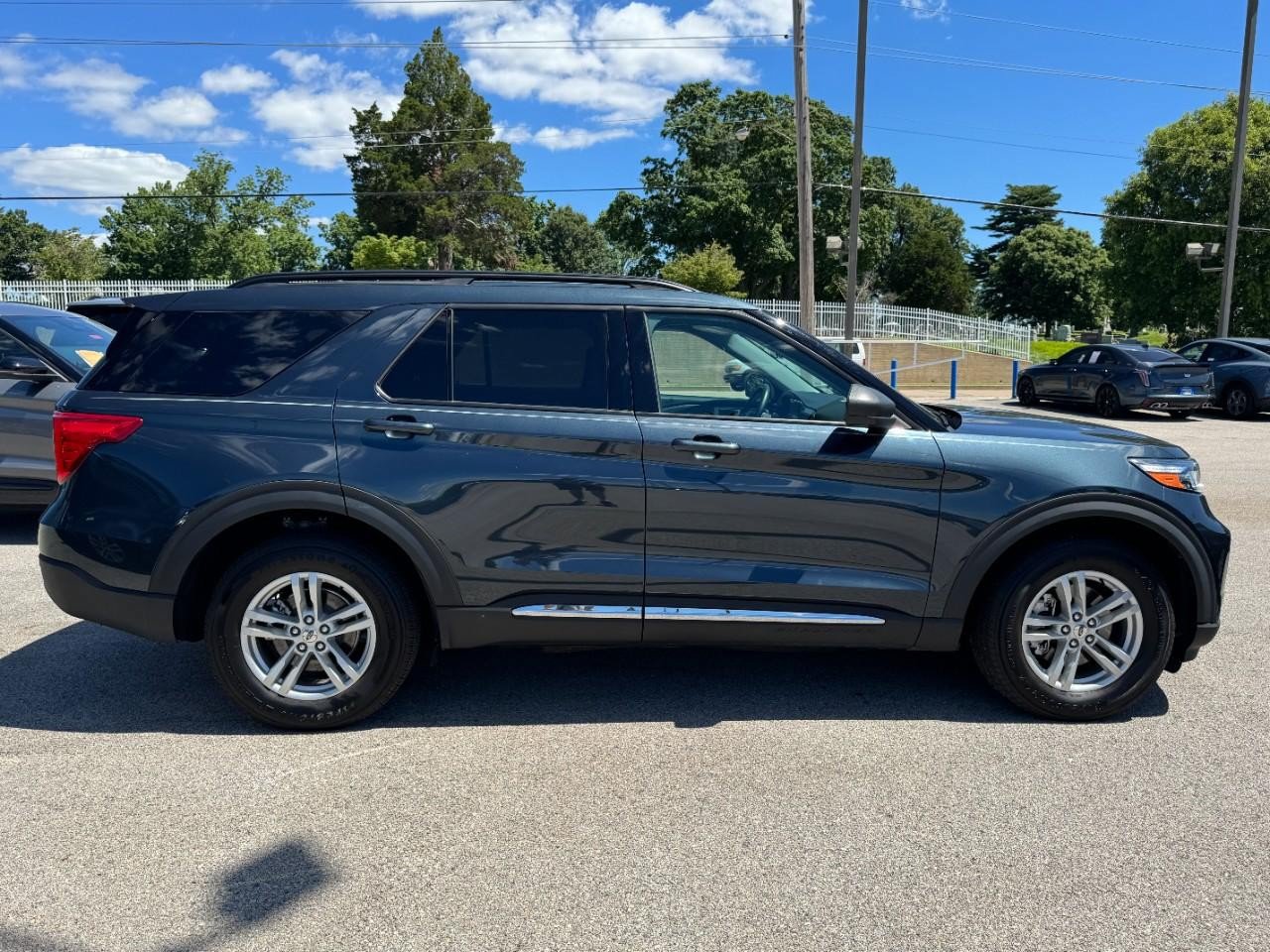 Certified 2022 Ford Explorer XLT w/ Class IV Trailer Tow Package AWD/4WD image 2