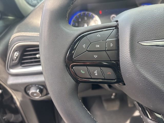 Used 2023 Chrysler Pacifica Limited w/ Uconnect Theater Family Group image 16