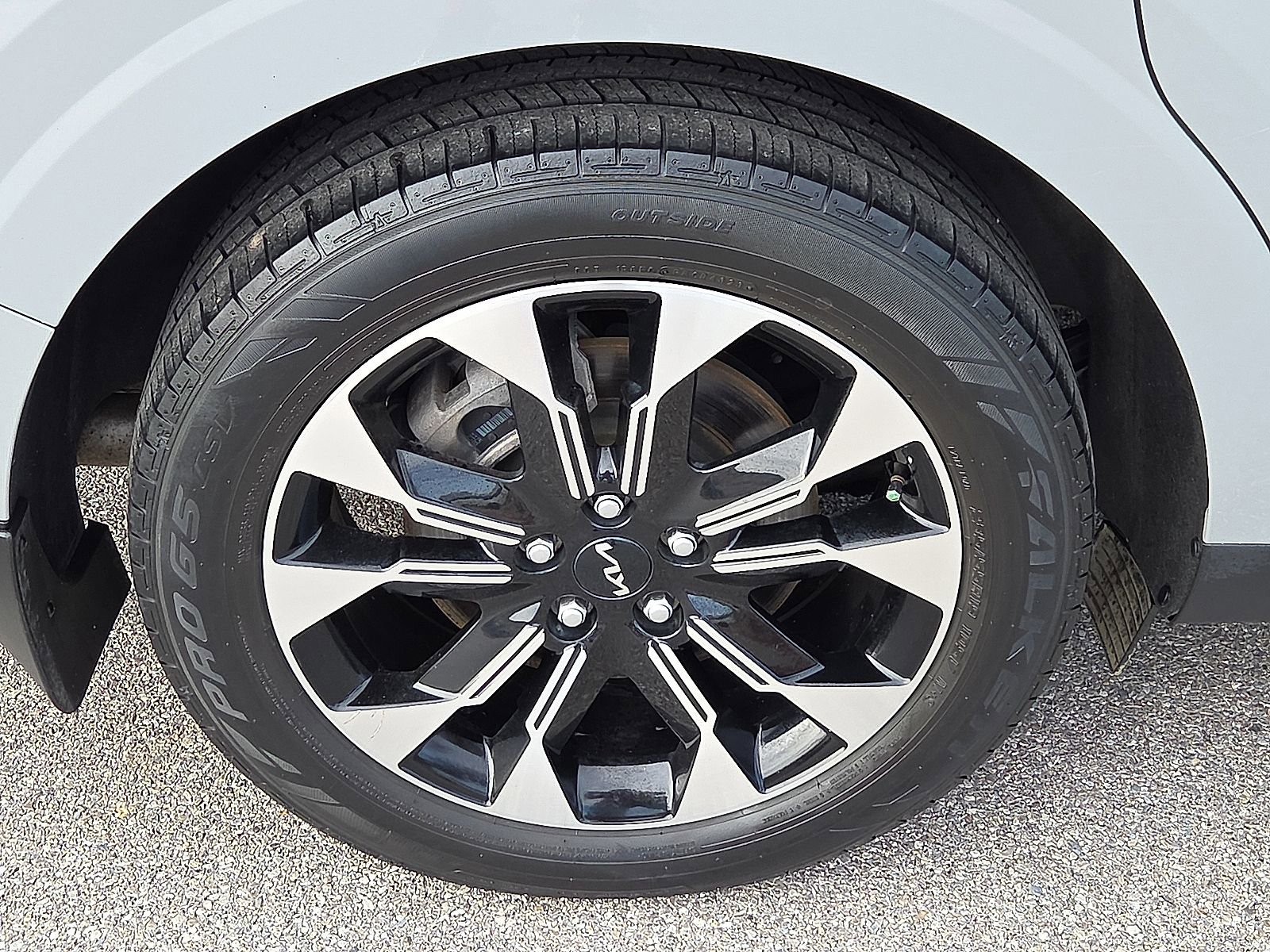 Used 2023 Kia Carnival EX image 7