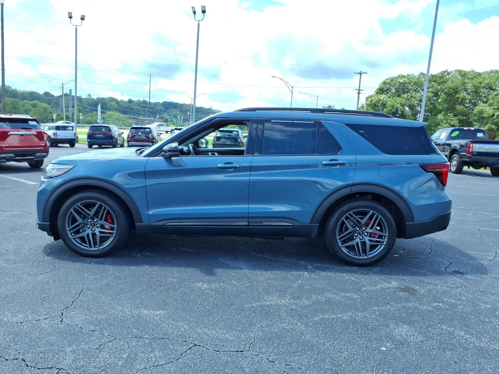 Certified 2025 Ford Explorer ST AWD/4WD image 5