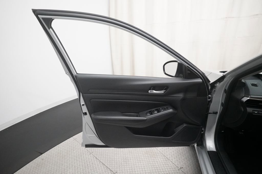 Used 2024 Nissan Altima 2.5 SV FWD image 27