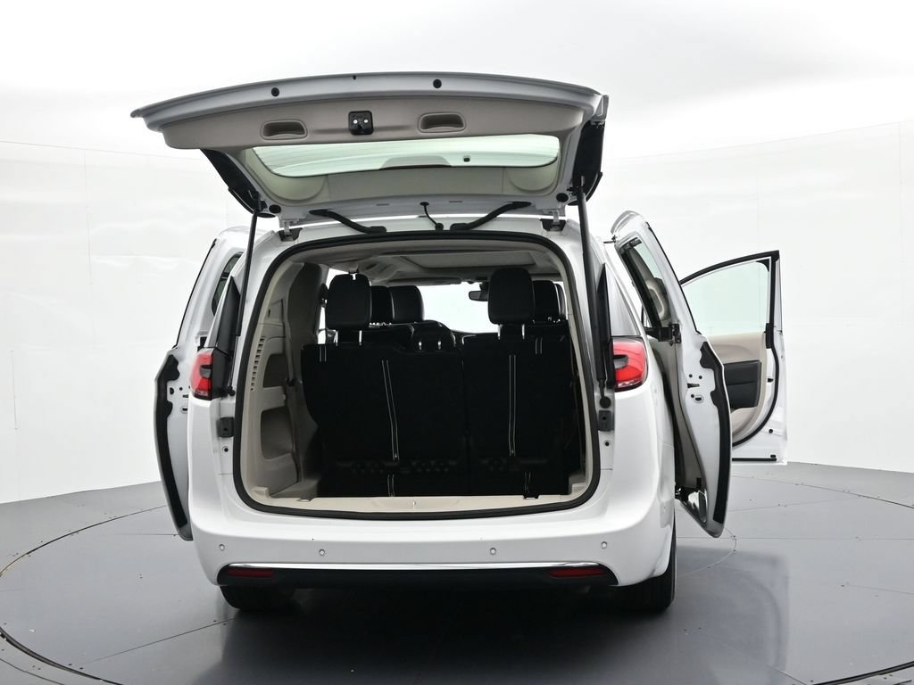 Used 2024 Chrysler Pacifica Limited FWD image 29