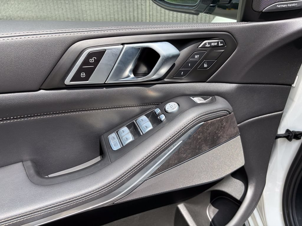 Used 2023 BMW X7 xDrive40i w/ M Sport Package AWD/4WD image 16