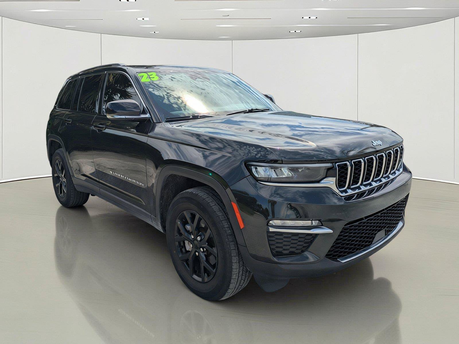 Used 2023 Jeep Grand Cherokee Limited AWD/4WD image 3