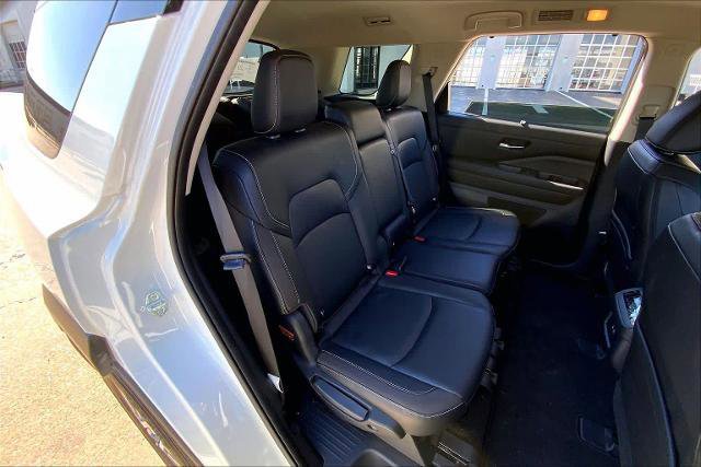 Used 2023 Nissan Pathfinder SL w/ Lighting Package (N92) image 19