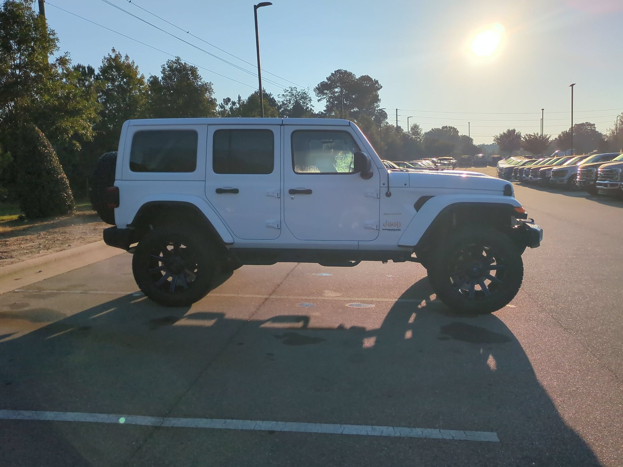Used 2021 Jeep Wrangler Unlimited Sahara AWD/4WD image 3