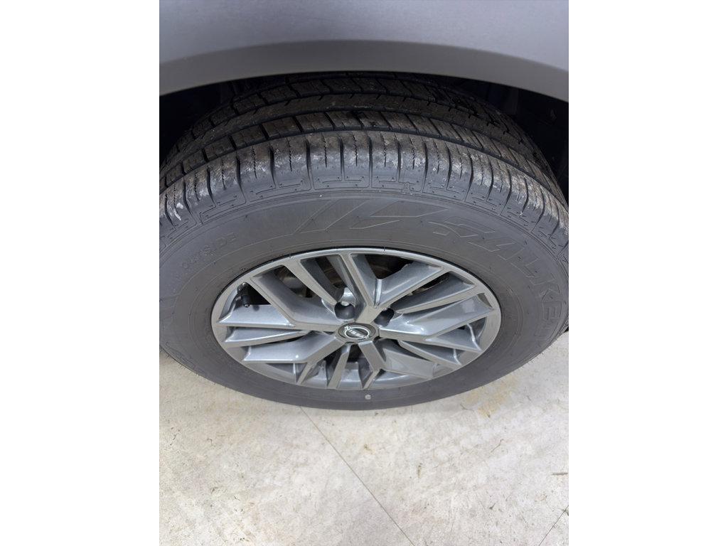 Used 2024 Nissan Rogue SV FWD image 8