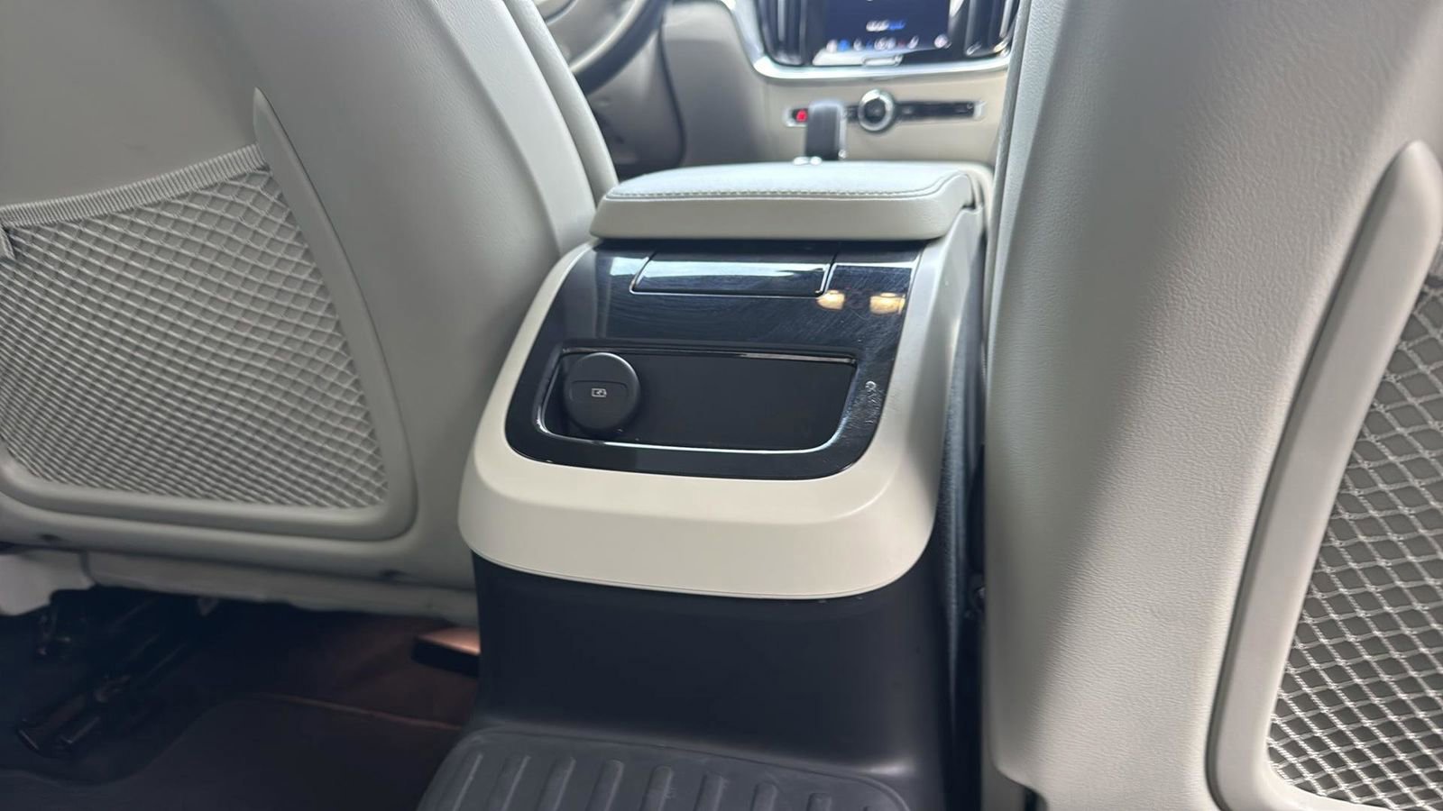 Used 2024 Volvo S60 T8 Plus image 28