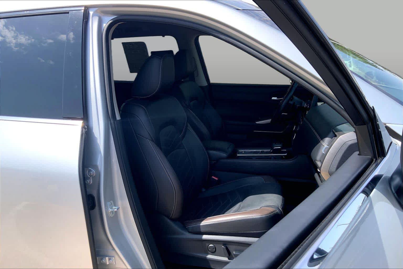 Used 2024 Nissan Pathfinder Platinum FWD image 8