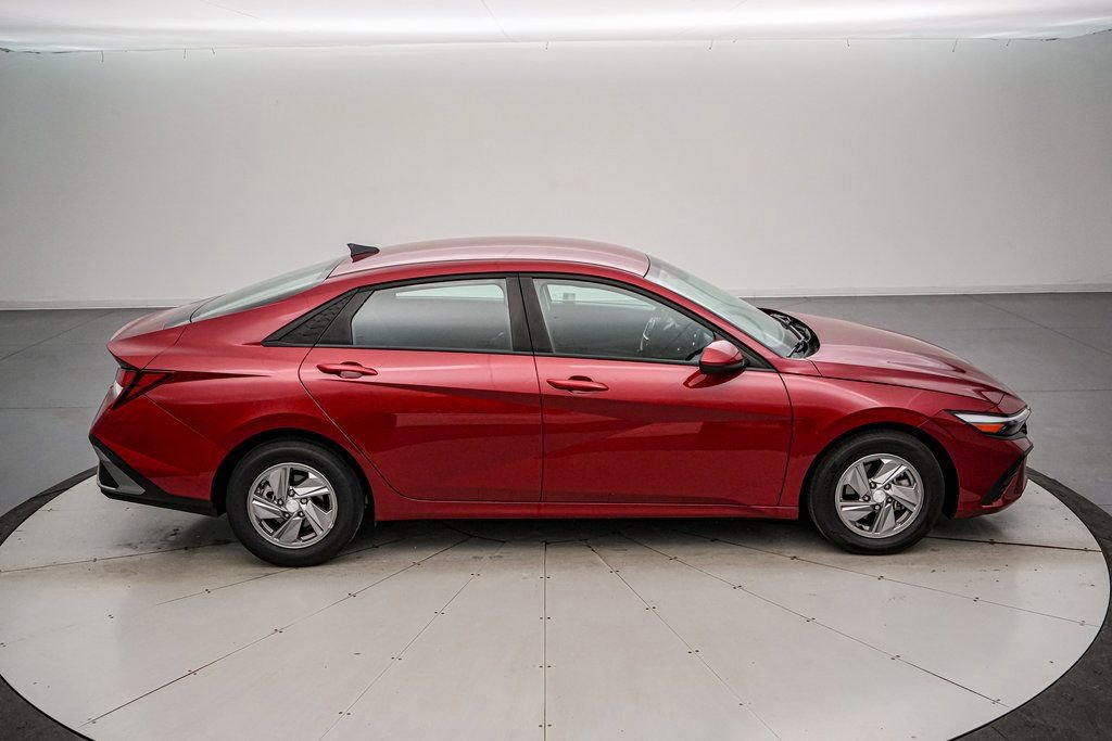 Used 2025 Hyundai Elantra SE image 6