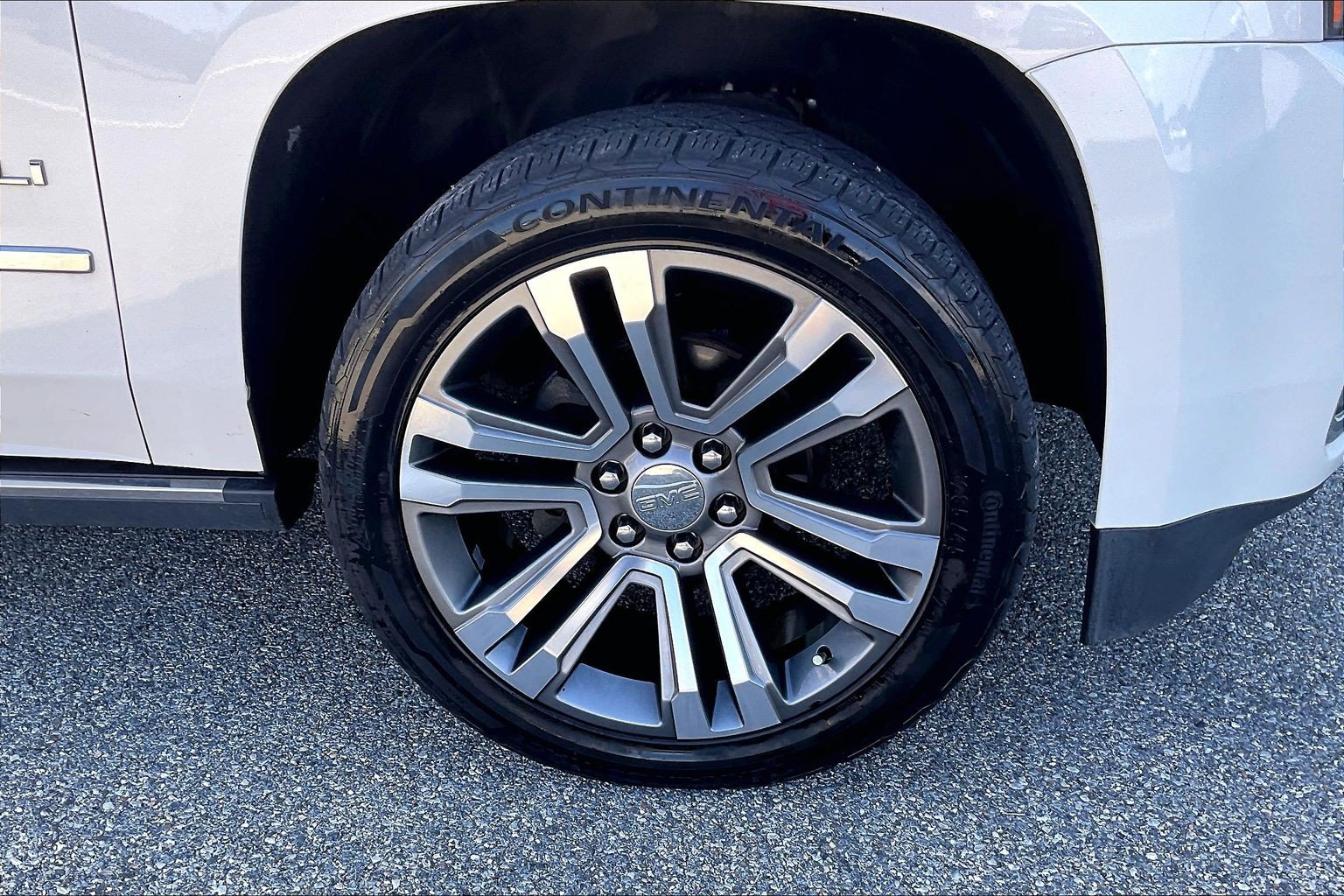 Used 2019 GMC Yukon Denali w/ Denali Ultimate Package AWD/4WD image 9