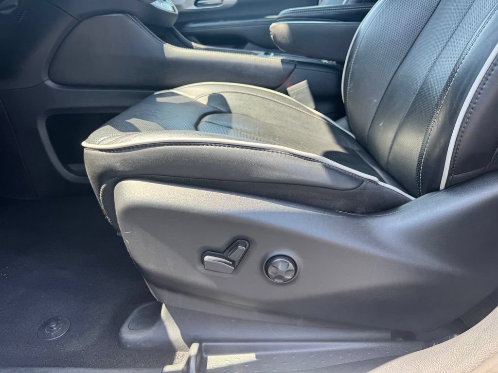 Used 2025 Chrysler Pacifica Limited FWD image 6