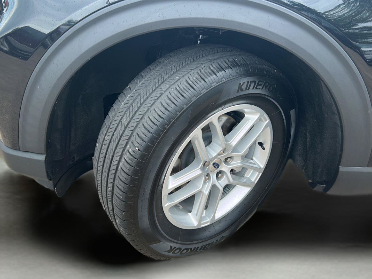 Certified 2025 Ford Explorer Active RWD image 30