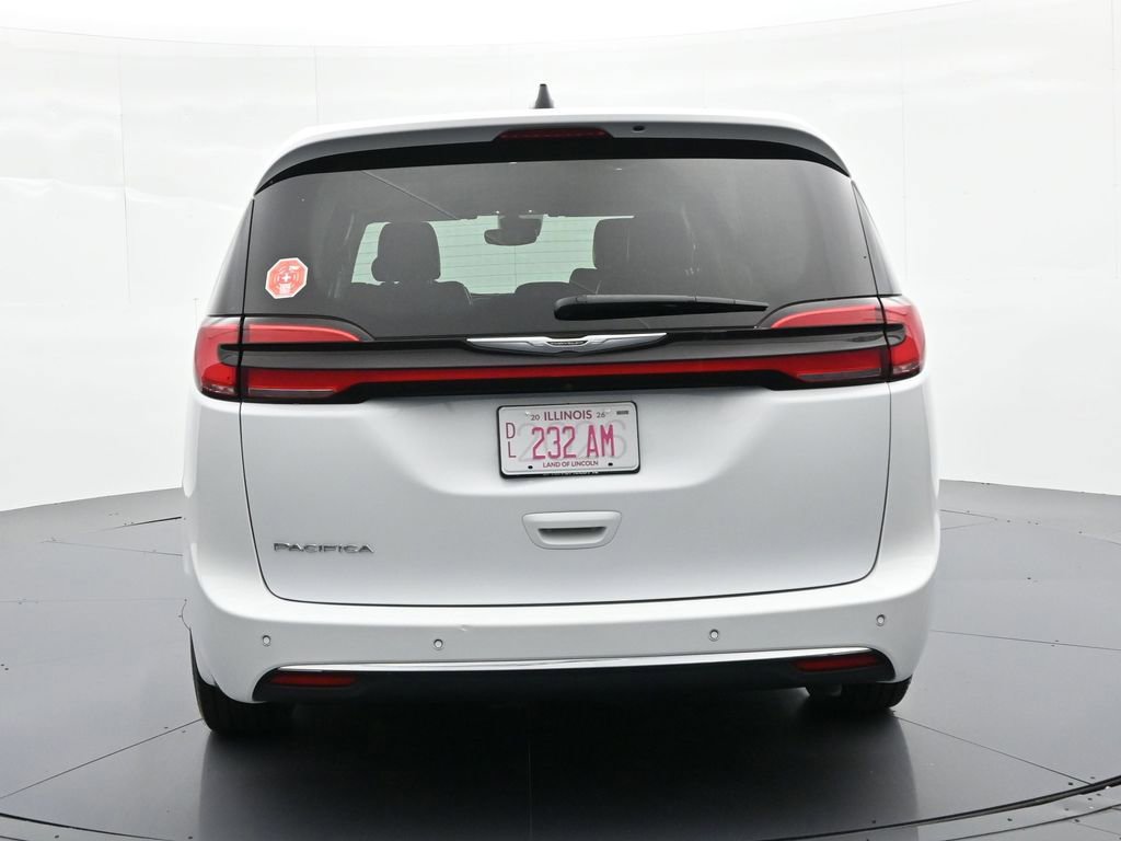 Used 2023 Chrysler Pacifica Touring-L FWD image 7