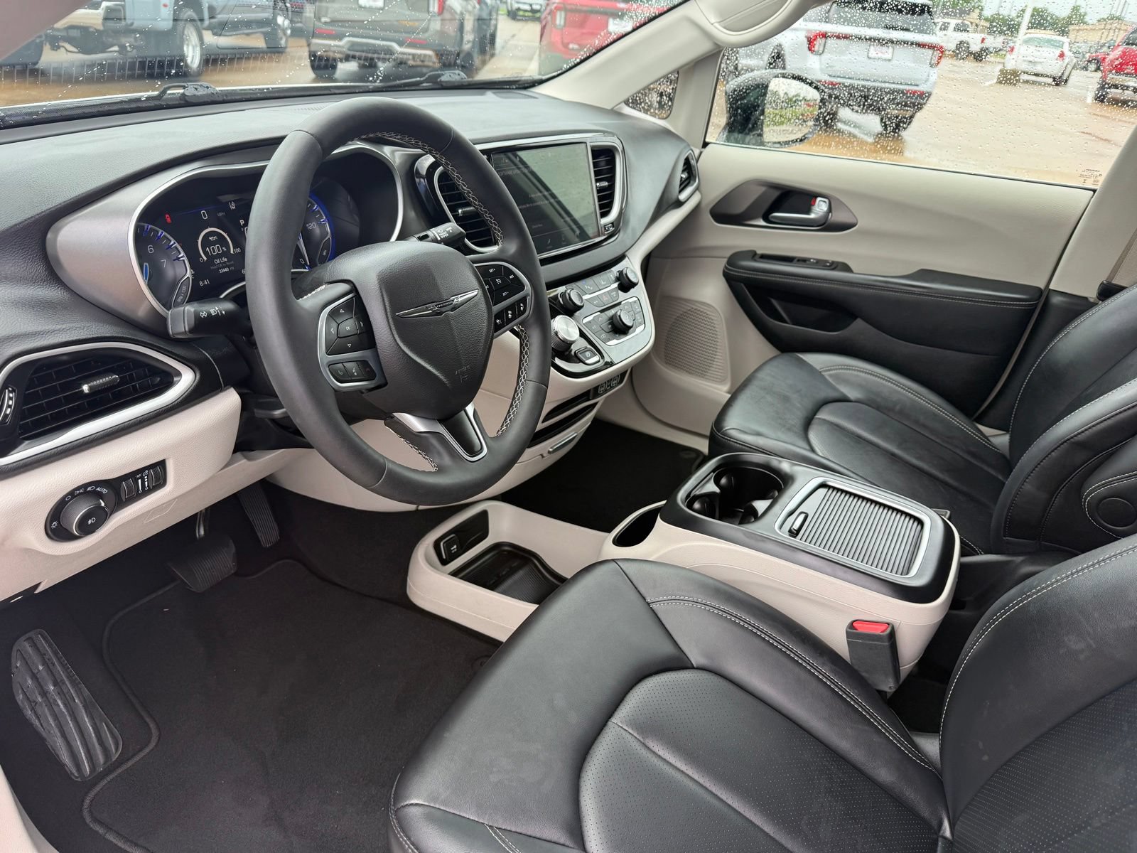 Used 2024 Chrysler Pacifica Touring-L FWD image 11