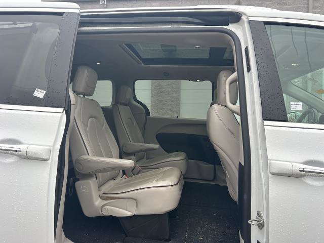 Used 2020 Chrysler Pacifica Limited image 28