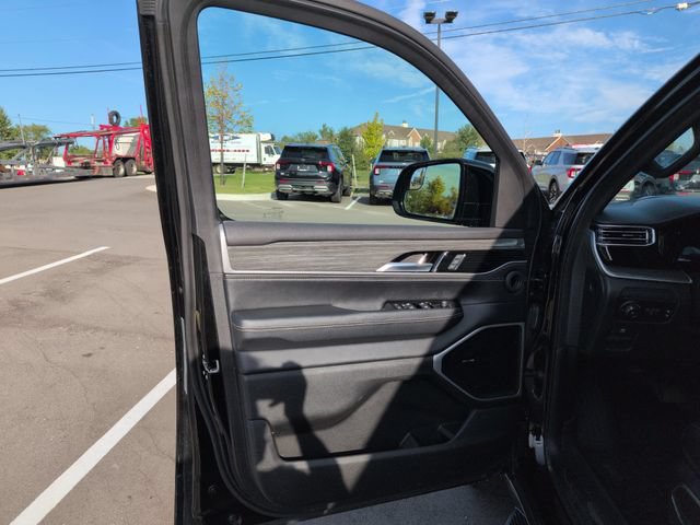 Used 2022 Jeep Wagoneer Series III AWD/4WD image 33