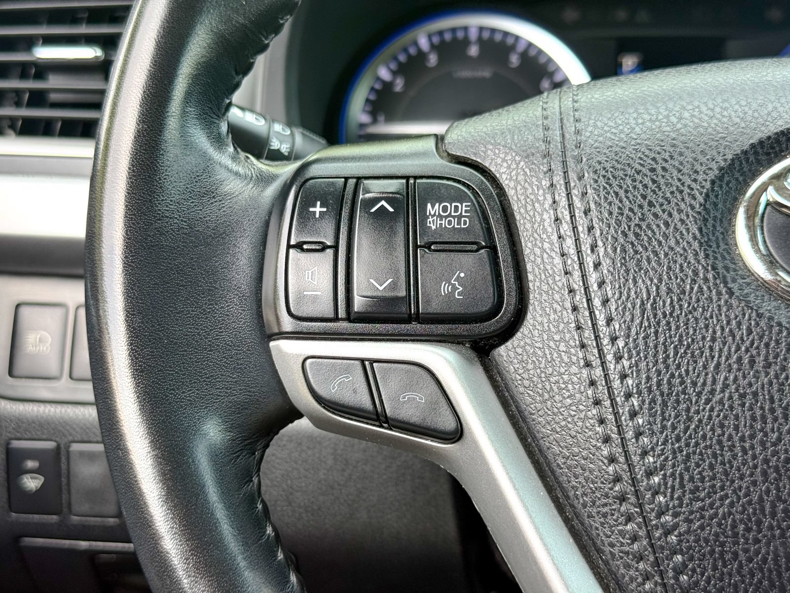 Used 2019 Toyota Highlander XLE AWD/4WD image 35