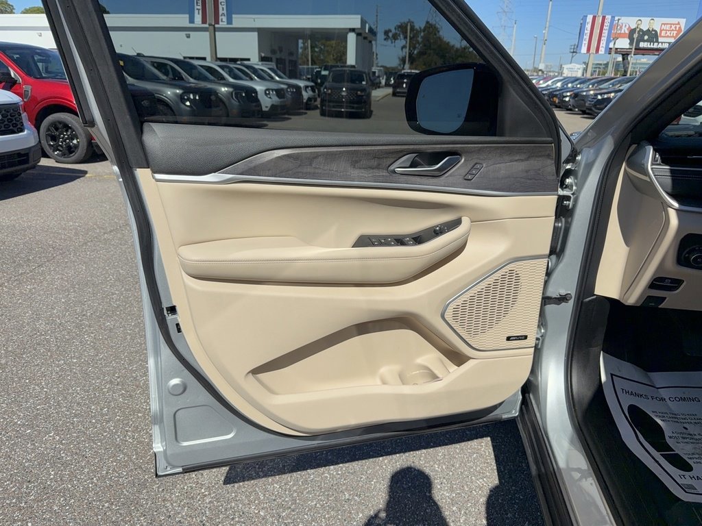 Used 2023 Jeep Grand Cherokee L Limited w/ Luxury Tech Group II image 8