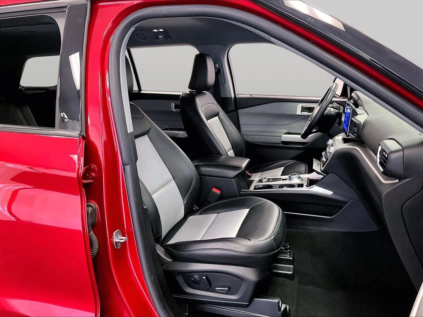 Certified 2023 Ford Explorer XLT w/ Equipment Group 202A image 7