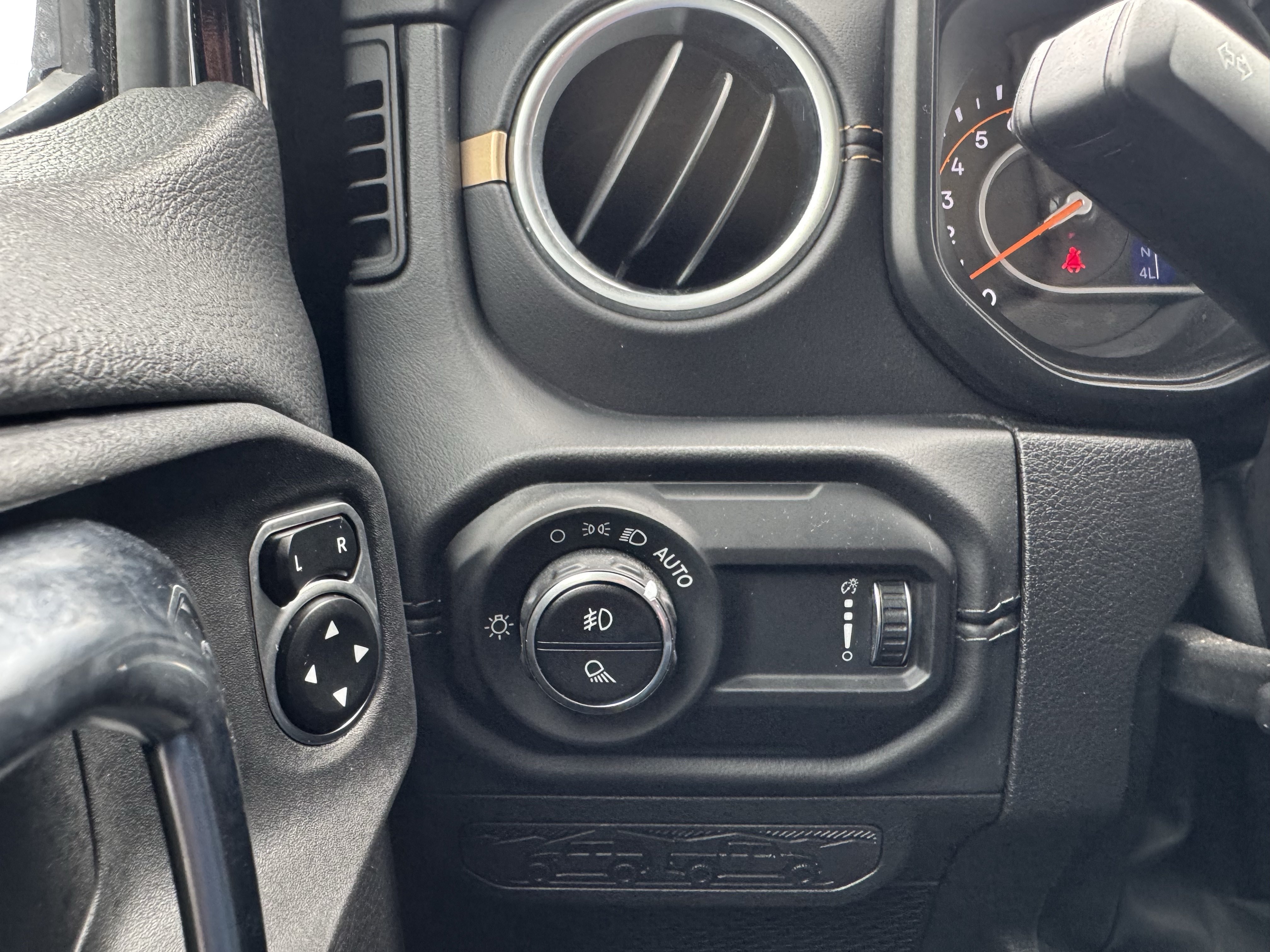 Used 2025 Jeep Gladiator Sport AWD/4WD image 17
