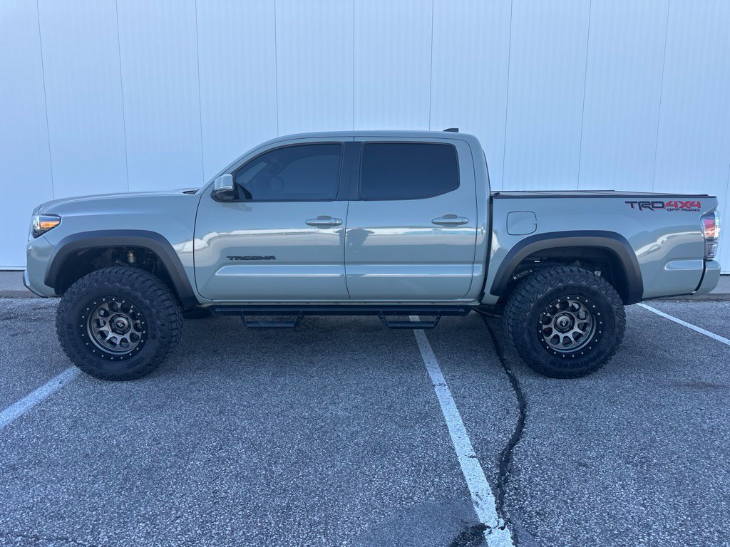 Used 2022 Toyota Tacoma TRD Off-Road w/ TRD Premium Off Road Package AWD/4WD image 3