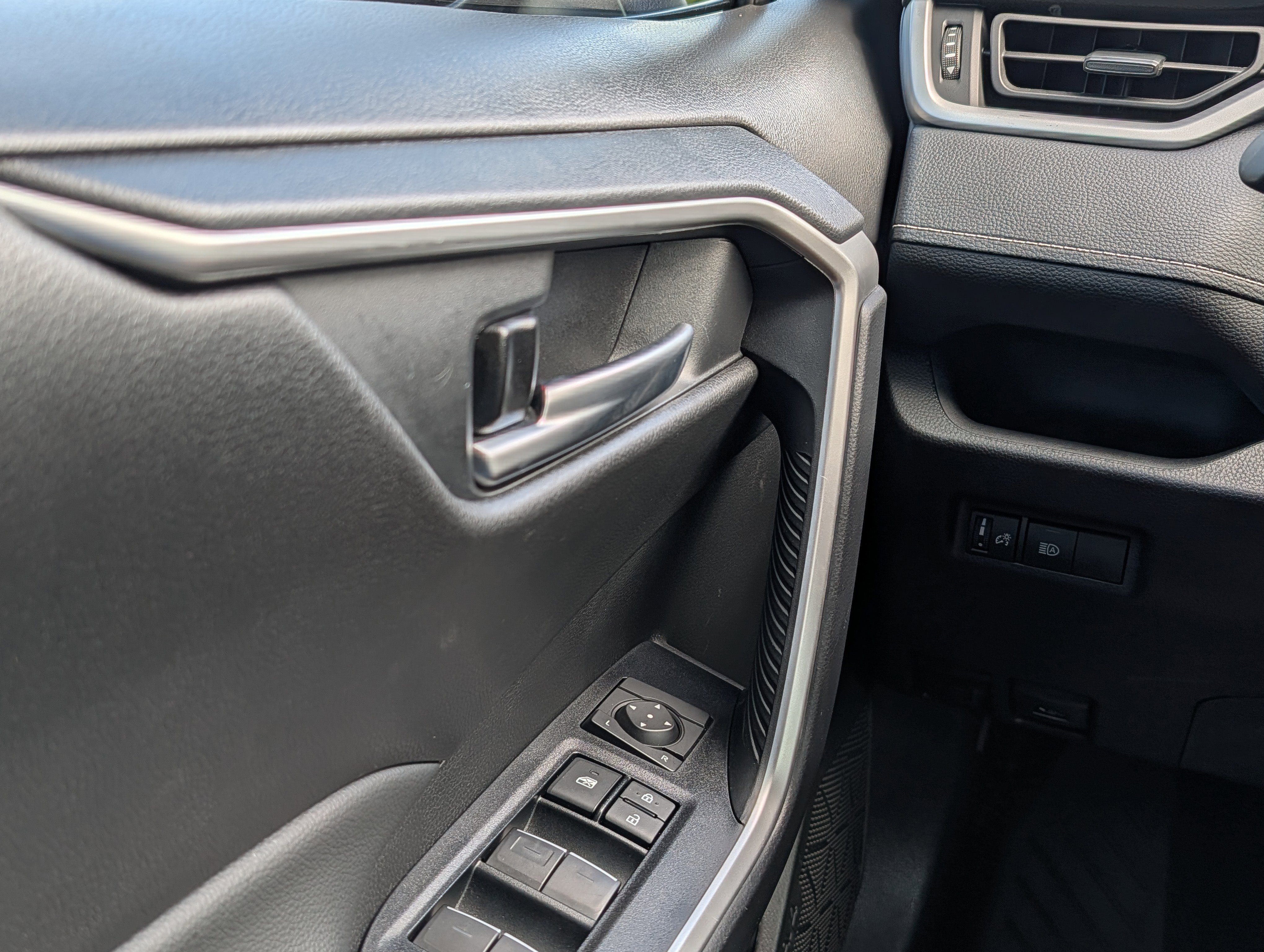 Used 2025 Toyota RAV4 XLE image 23