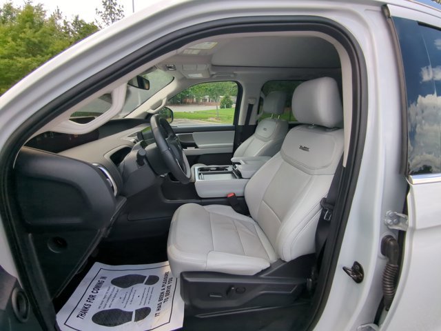 Certified 2025 Ford Expedition Platinum w/ Driver's Package AWD/4WD image 16