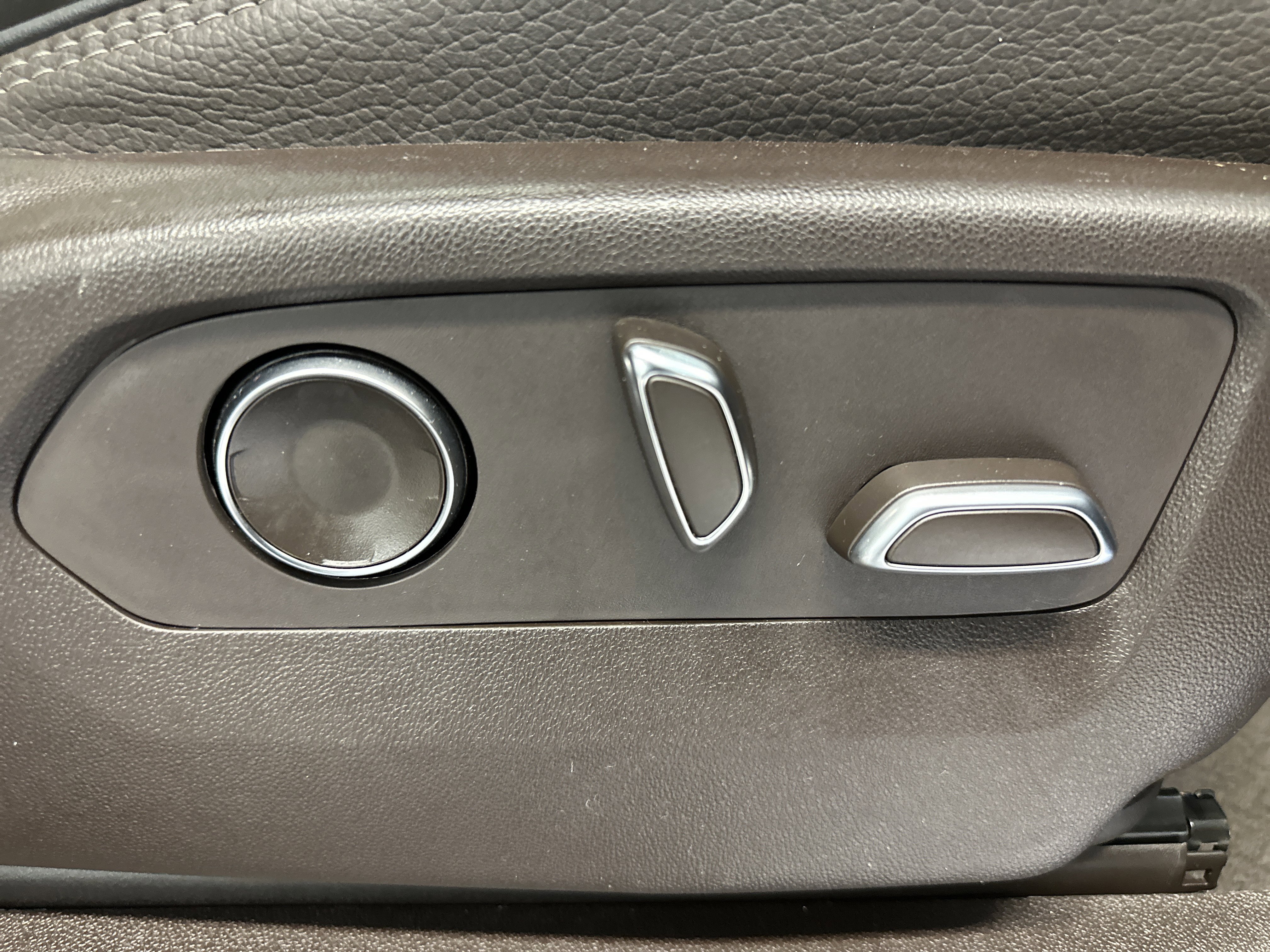 Used 2021 GMC Yukon Denali w/ Denali Premium Package image 27