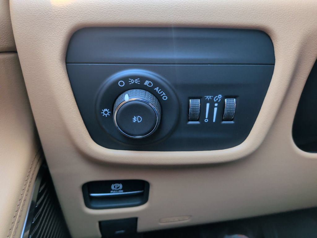 Used 2023 Jeep Grand Cherokee Summit AWD/4WD image 29
