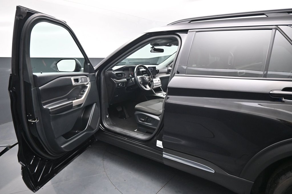 Certified 2024 Ford Explorer XLT RWD image 9