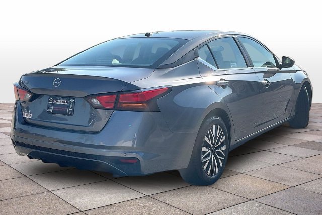 Used 2025 Nissan Altima 2.5 SV FWD image 14