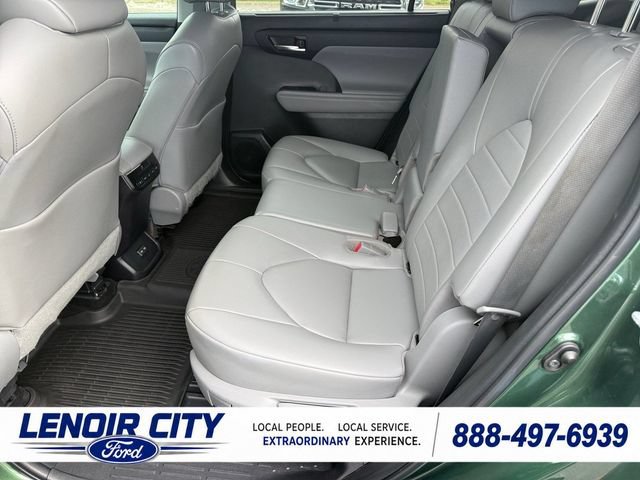 Used 2023 Toyota Highlander XLE AWD/4WD image 10