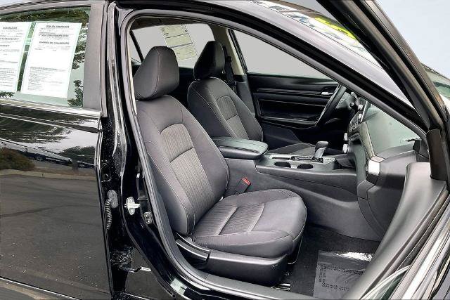 Used 2025 Nissan Altima 2.5 SV FWD image 7