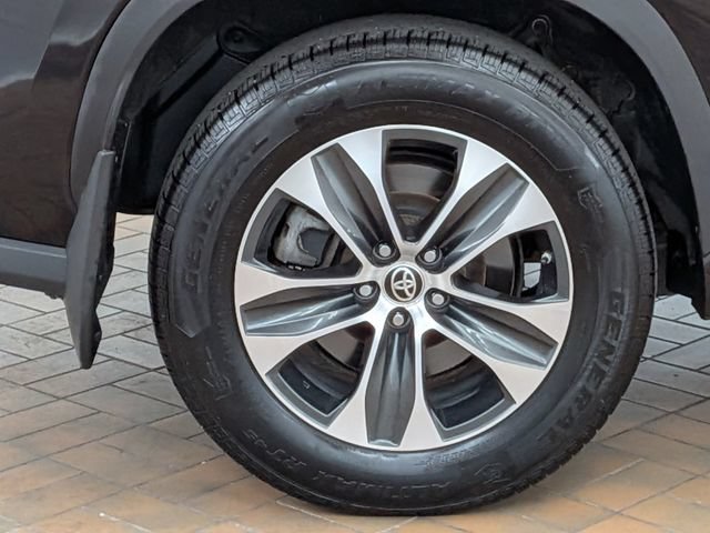 Used 2021 Toyota Highlander XLE AWD/4WD image 9