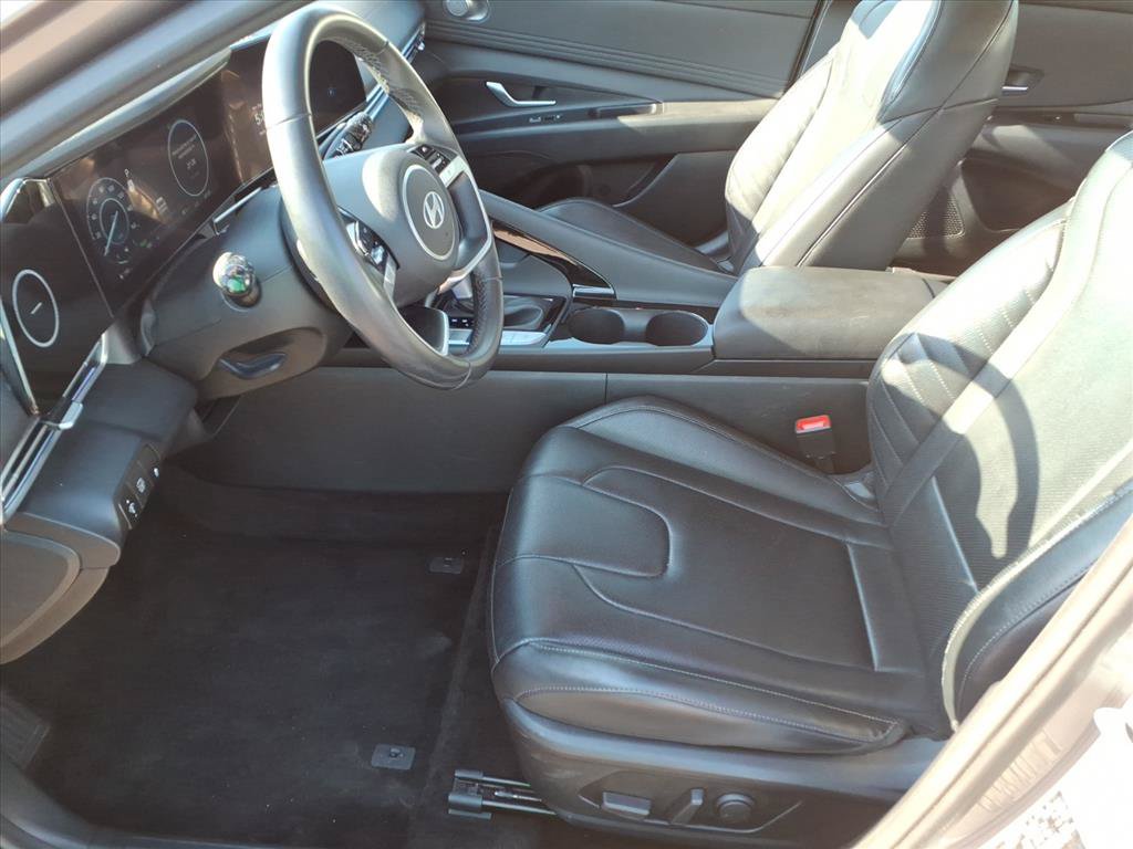 Used 2025 Hyundai Elantra Limited FWD image 5