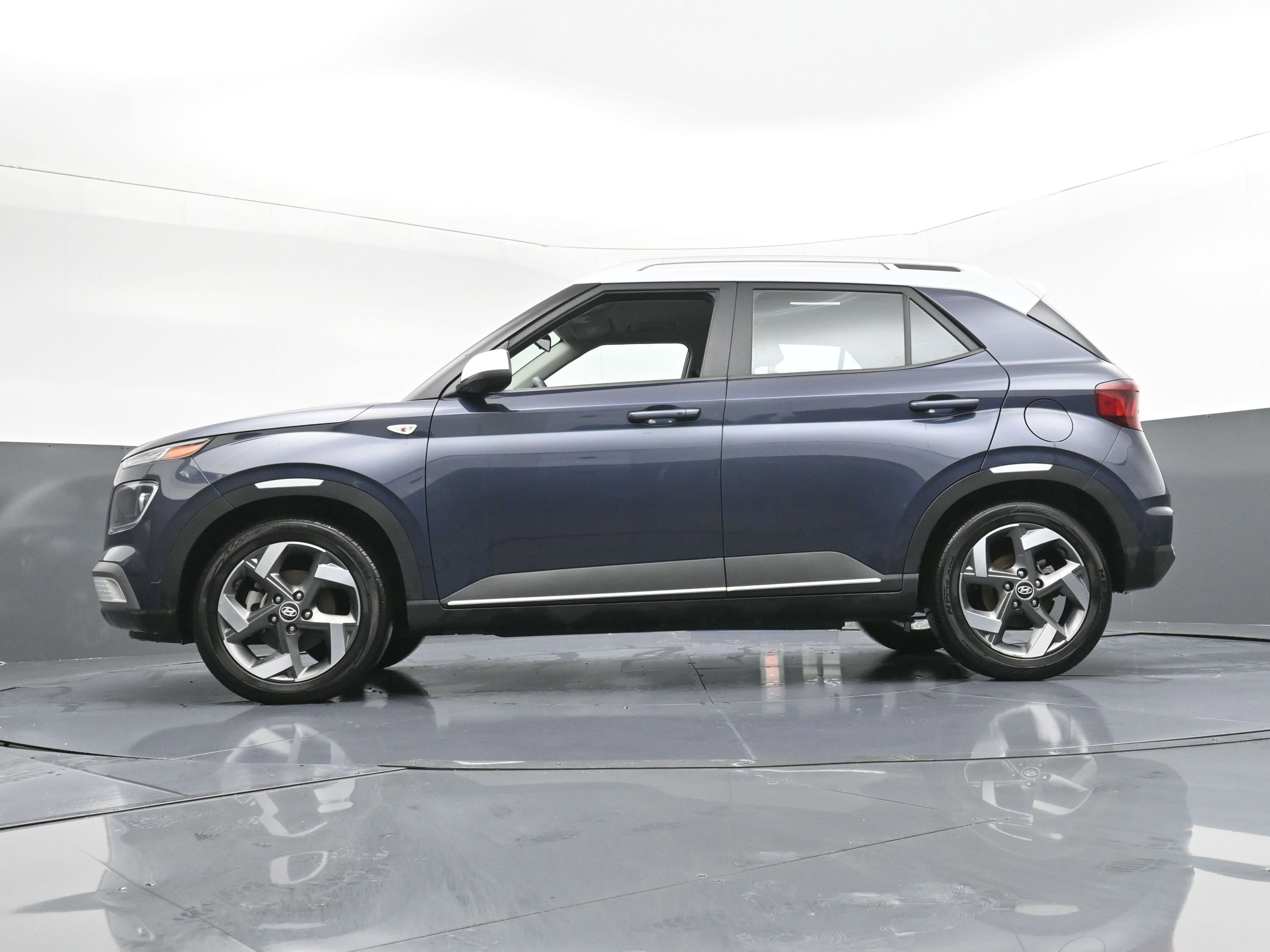 Used 2023 Hyundai Venue Limited w/ Cargo Package image 5