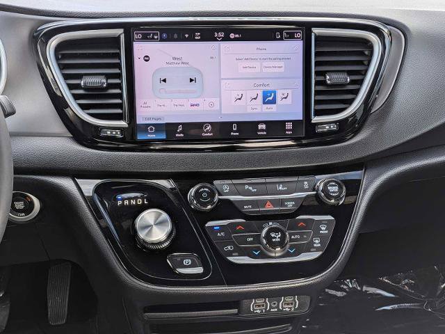 Used 2025 Chrysler Pacifica Select FWD image 22