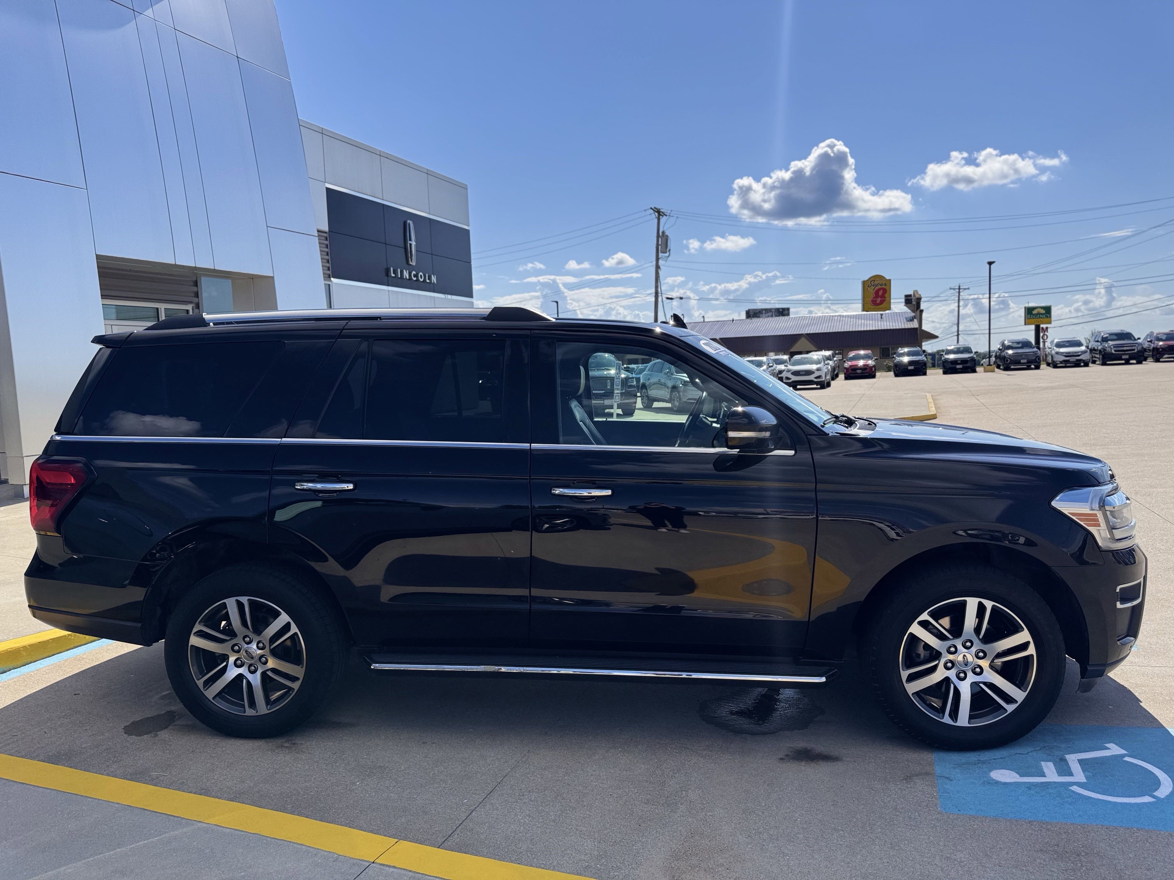 Certified 2023 Ford Expedition Limited image 3