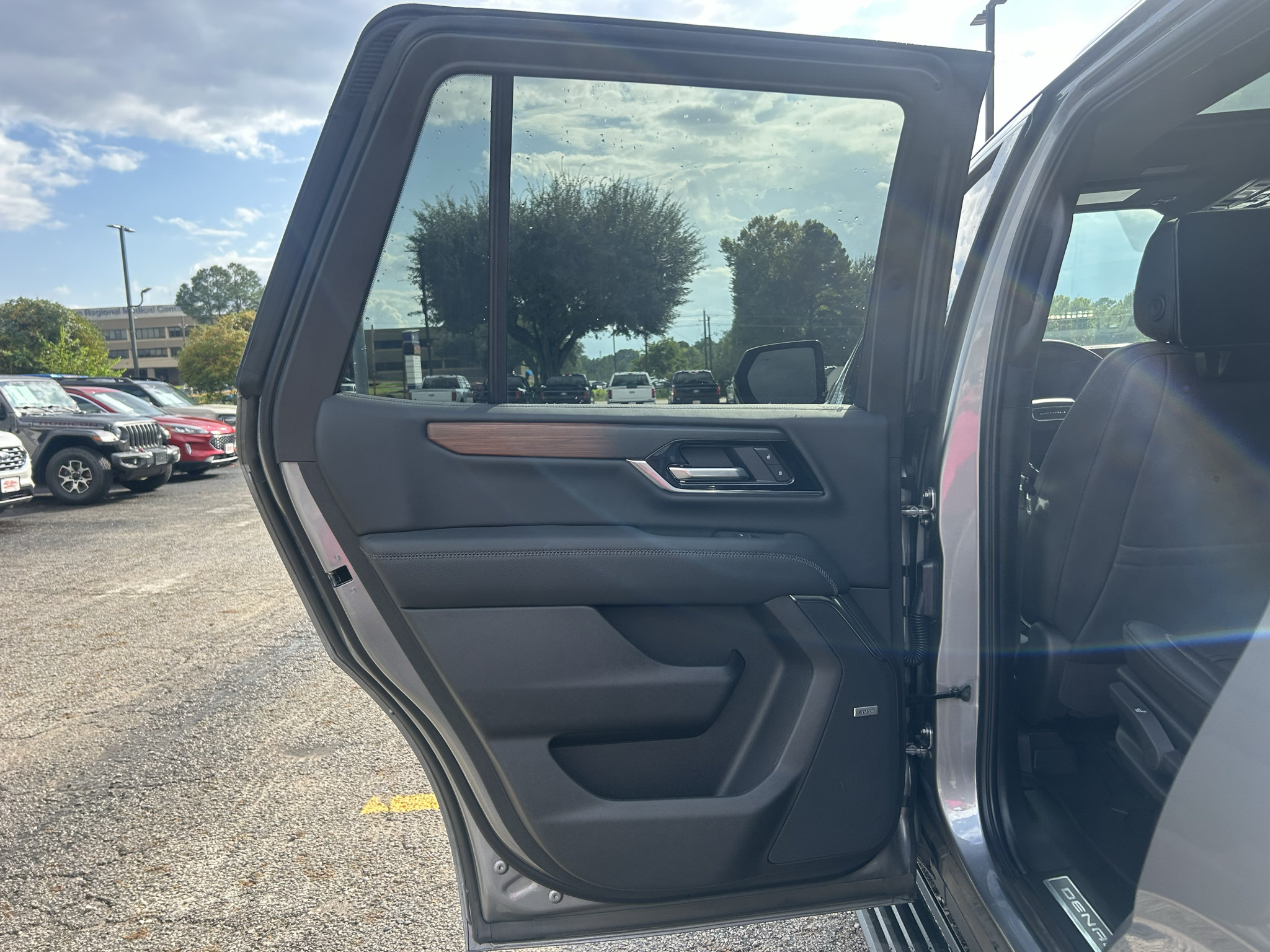 Used 2026 GMC Yukon Denali w/ Denali Reserve Package AWD/4WD image 12