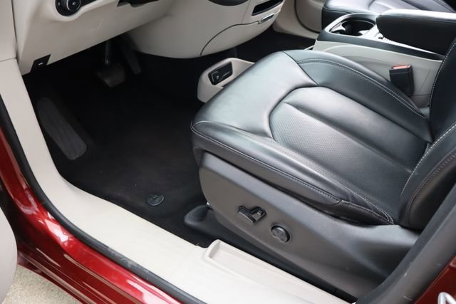 Used 2023 Chrysler Pacifica Touring-L FWD image 13